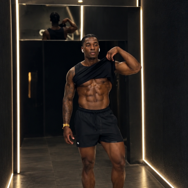 Portrait fitness masculin dans un studio obsidienne